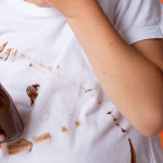 Tips Ampuh Menghilangkan Noda Coklat di Baju Agar Bersih Kembali